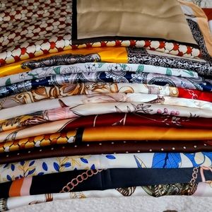 Scarfs single pice or bundle.